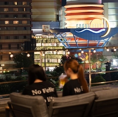 【テラス/テーブル席:10名様まで】福岡の形式を一望できるルーフトップテラス。開放感抜群で非日常空間を満喫しながらBBQやお酒を楽しめます