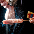 こだわりの【塩】天然塩で焼き上げる串は絶品です！焼き鳥に一番合うと言われる「甘味塩」「旨味塩」の美味しさをご堪能ください。