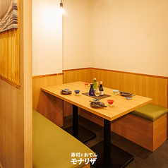 ［3～4名様］木目調と柔らかな灯りが織り成すボックス席。ベンチシートが快適な座り心地を叶える寛ぎの空間。彩り豊かな酒器が美しく、料理との調和を感じながら、和のひとときをご堪能頂けます。