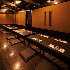 天井の梁や土壁の質感が懐かしさを感じさせ、ゆったりとした空間に癒される掘りごたつ個室！大人数にも対応可能で、宴会や歓送迎会、同窓会などにも最適！特別なシーンにもピッタリの宴会個室です！※準備中の為、写真は系列店イメージです。