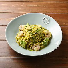 海老とアボカドのジェノバ風