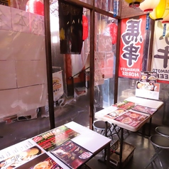 気の合うご友人や同僚との飲み会に最適な、ワイワイ賑やかに楽しめるお席です♪会話が弾みやすい距離感で、ついついお酒が進んでしまうアットホームな空間が広がります◎人気の「天草塩からあげ」や「炭火焼き鳥」など、みんなでシェアしやすい絶品メニューをテーブルに並べて、和気あいあいとした楽しいご宴会を！