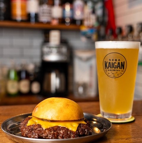 自家製バーガーと週替わりのクラフトビールを楽しむ◎音楽が流れるお洒落な隠れ家バー