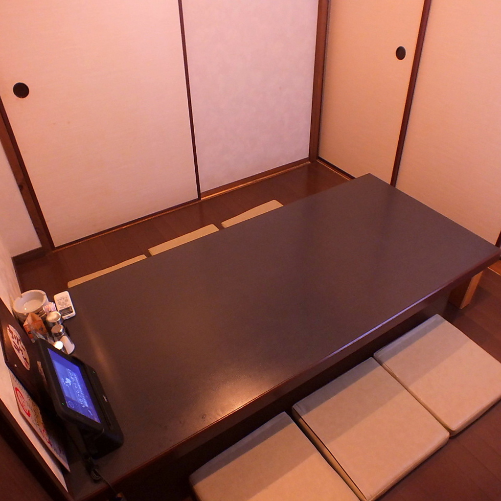 靴を脱いでゆったりと寛げる座敷席もご用意。