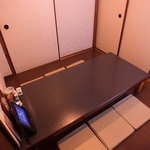 靴を脱いでゆったりと寛げる座敷席もご用意。