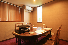 2名様～4名様までご利用いただけるこちらの個室は、茶色を基調とした落ち着いた雰囲気。完全個室のため、人目を気にせずおくつろぎいただけます。全個室には加湿器が設置しており、冷暖房、照明の明るさも各部屋ごとに調節していただけますので、お客様に合わせた設定で快適にお過ごしいただけます。接待や会食におすすめ。