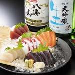 旬の鮮魚をお届け！船から仕入れた活きの良い魚も、店舗で1枚1枚に丁寧にさばくので新鮮そのもの。