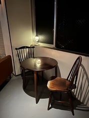 水道橋の夜景を楽しめるテーブル席。店内を見渡せる、アンティークの座り心地の良い椅子が特徴です。
