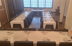 大人数でのご宴会に最適な広々としたお座敷をご用意しております。最大45名様まで一堂にご利用いただけ、会社のご宴席、親睦会、サークルの集まり、地域のお祝いごとなど、年間を通じて様々なイベントに最適です。2Fフロア全体を貸し切ることもできるので完全なプライベート空間で賑やかなひとときをお過ごしいただけます。