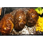 ふっくら手ごねハンバーグは肉汁たっぷり。デミグラスソースの深い味わいでお子様も笑顔に弾みます♪