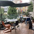【ペット同伴OKのテラス席完備！愛犬と一緒にランチやカフェタイムを】当店自慢のテラス席は、ペット同伴もOK！お散歩帰りに立ち寄ったり、休日のブランチにもぴったり。緑あふれる空間で、愛犬とのんびり過ごすひとときを。