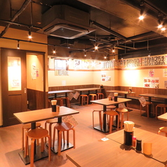 2名様からご利用可能なテーブル席をご用意しております！会社宴会・歓送迎会・デート・女子会・誕生会や記念日・飲み会まで、どんなシーンでも≪四文屋 大名店≫に♪☆落ち着いたなつかしい感じのする店内でごゆっくりお食事をお楽しみください★
