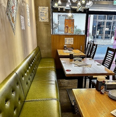 テーブル席もあります。4名3席、3名1席。2名1席。パターンに合わせてご利用可能。