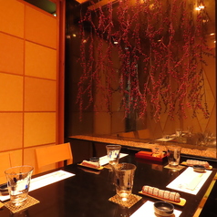 10人前後の会食から最大30名様のご宴会にも対応できる掘りごたつ個室のお席となっております。完全個室なので、一体感のあるご宴会が可能に。足を伸ばしてくつろぎながらお食事いただけます。