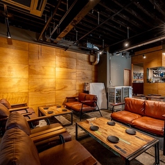 女子会やデート、各種ご宴会利用にも最適！お洒落な店内でこだわりの燻製料理と美味しいお酒をご堪能ください♪