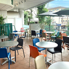 【ペット同伴OKのテラス席完備！愛犬と一緒にランチやカフェタイムを】当店自慢のテラス席は、ペット同伴もOK！お散歩帰りに立ち寄ったり、休日のブランチにもぴったり。緑あふれる空間で、愛犬とのんびり過ごすひとときを。