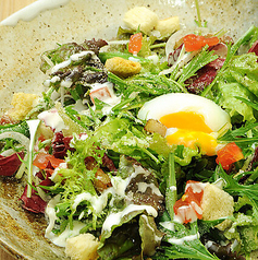 半熟玉子と彩り野菜のシーザーサラダ