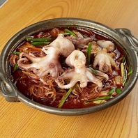 熱々の鉄板料理と本場仕込みの韓国料理♪