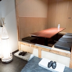 足をのばしてゆっくり語れる、人気の掘りごたつ席。8名様まで座れるゆとりの空間は、仲間同士の飲み会にも最適です。居心地の良さに、つい時間を忘れてしまう──そんな席です。