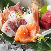 多彩な逸品メニューも当店の自慢!!産地直送の鮮魚や旬の食材も多数ご用意しております。特に「お造り５点盛り合わせ」はろまん亭に来たらぜひ食べていただきたい逸品。築地直送の新鮮鮮魚を最高の状態でご提供しております。その他