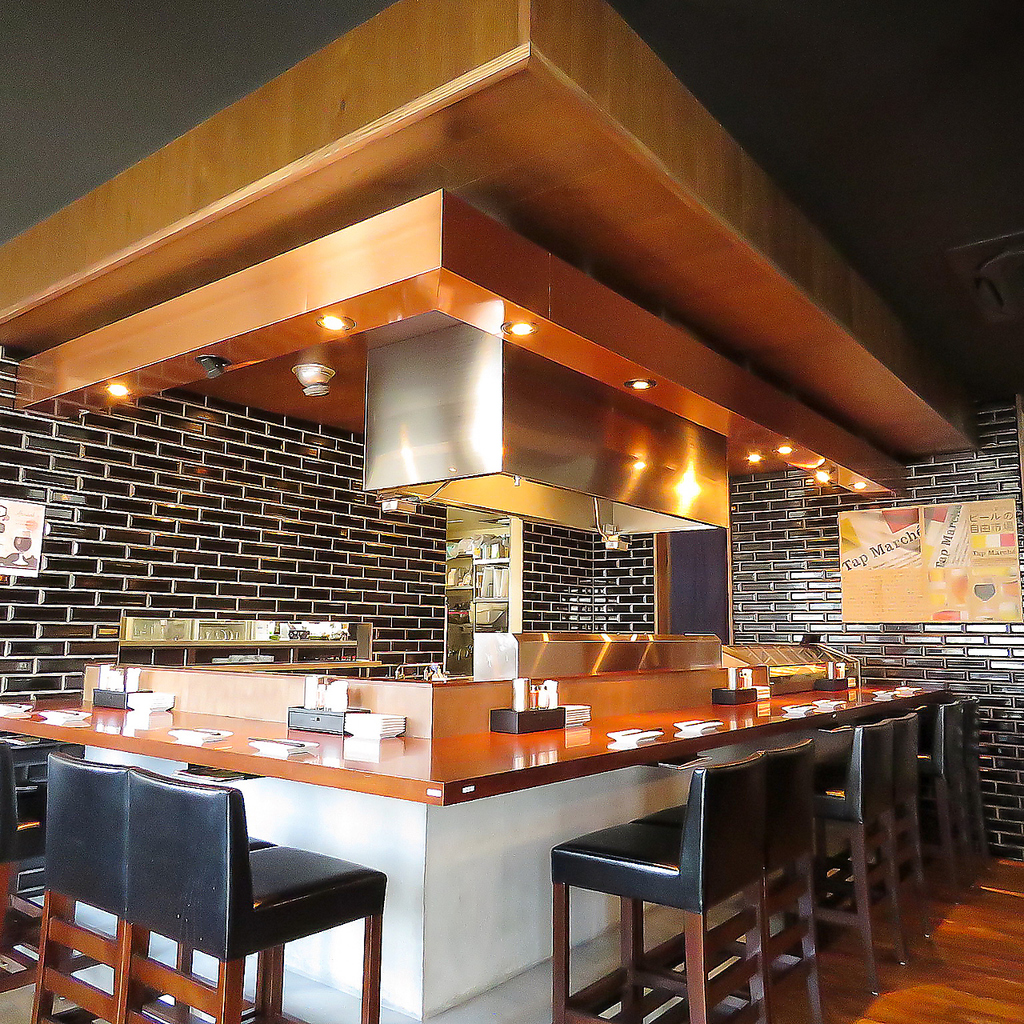 おしゃれな造りのカウンター席。ライブ感を味わえます。