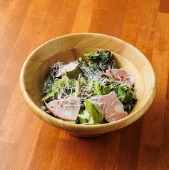 モルタデッラとペコリーノチーズのシーザーサラダ