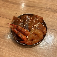生海老の醤油漬け〈カンジャンセウ〉 マグロ・サーモン・エビの盛り合わせ〈カンジャンへサンムル〉