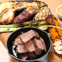 【D.U.M.B.Oに来たらこれ！】選べるお肉と季節野菜のグリルコンボの写真