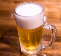 暑い夏は冷えたビールで乾杯！