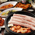 溶岩石を使って焼くサムギョプサルは、遠赤外線効果によって、お肉のジューシーさと、素材本来の香りが楽しめます！「サム」は3、「ギョプ」は層、「サル」は肉。 みずみずしく引き締まったお肉と白くきめ細かな脂肪が特徴です。赤身と脂のバランスが良い韓国定番の焼肉です。