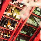 店内には超大型のワインセラーを備え、世界各国から厳選した多彩なワインを豊富に取り揃えております。赤・白・泡はもちろん、料理との相性を考えたラインナップが魅力。常に最適な環境で管理された一本を、シーンやお好みに合わせてお選びいただけます。