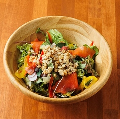 スモークサーモンと8種類のヘルシーサラダ