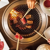 各テーブルには専用の焼き台を設置しております。ご自身のペースでお好みの焼き加減に仕上げることができ、焼きたて熱々のお肉を存分に堪能いただけます。ご家族やご友人と網を囲み、賑やかな時間をお過ごしください。