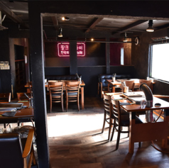 広々とした店内で4名～6名様用のテーブル席をご用意しております。お席のご希望などございましたらお気軽にお問い合わせください。