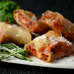 黒毛和牛のボロネーゼとモッツアレラチーズの春巻き