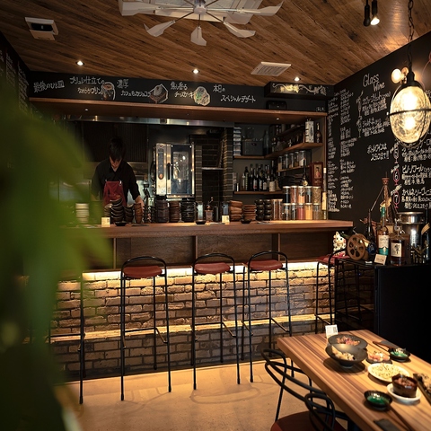 音・香り・余韻で楽しむ炭火の美味。お酒のアテにぴったりな創作メニューも豊富です♪