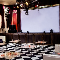 巨大ステージ、スクリーン、プロジェクター完備!!