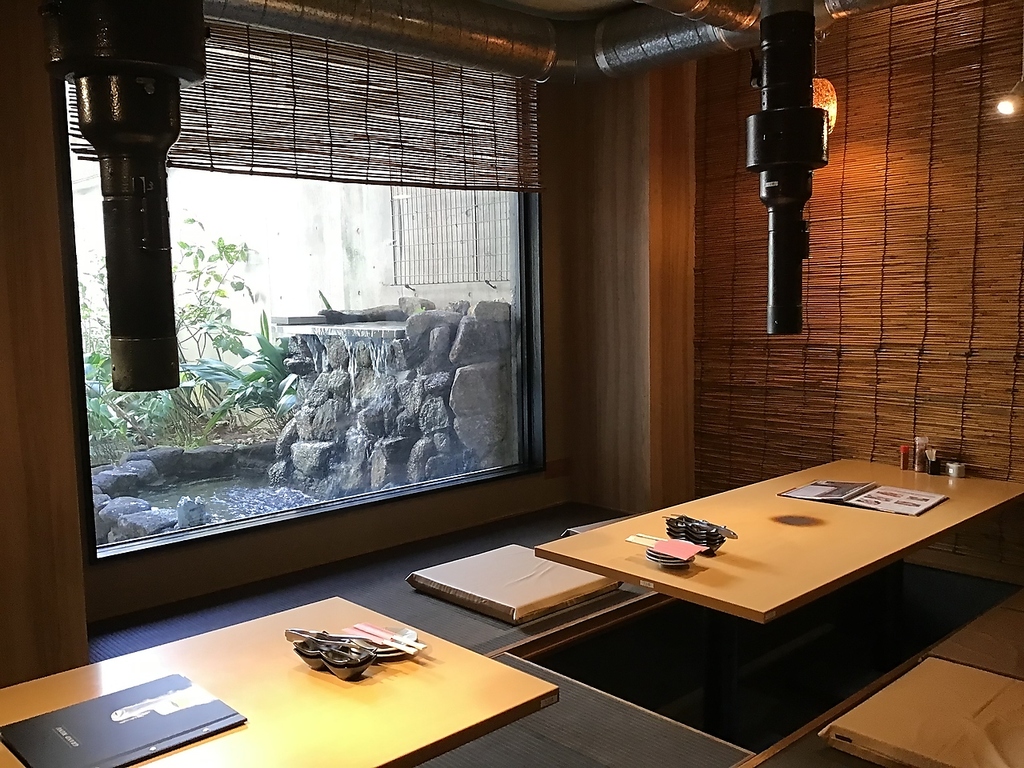 店内落ち着いた掘り炬燵。中庭噴水池、落ち着いてご飲食できます