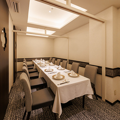 上質で居心地のよさにこだわった高級感ある雰囲気の店内は、お席の間隔も広く、お隣を気にせずゆっくり会話を楽しみながらお食事を愉しむことができます。大小個室も完備しておりますので、歓送迎会や接待、結納や大切な方との記念日等、各シーンに合わせて最適な空間をご用意。