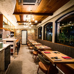 Fフロアは貸切利用も可能。オープンキッチンのライブ感あふれる空間で、薪窯ピッツァや鮮魚イタリアンを堪能しながら、仲間だけの特別な時間をお楽しみいただけます。会社宴会や友人の集まりにも最適です。