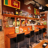 温かみのある照明に照らされた店内には、色鮮やかなスリランカの民芸品や装飾が並びます。細部までこだわったインテリアは、女子会やデートをより華やかに演出。本場の調度品に囲まれながら、五感を刺激する特別なひとときをお過ごしください。