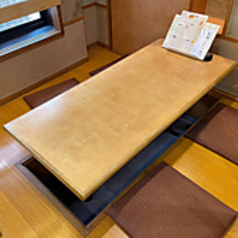 2階にはゆったり寛げる掘りごたつ座敷をご用意しております◎美味しいお酒とお料理をお楽しみいただきながら、ほっこり和む至福の時間をお過ごしいただけます。全席禁煙の清潔感あふれる空間は、各種ご宴会にもぴったりです!旬の食材を贅沢に使用した本格和食をご提供いたしますので、ぜひ心ゆくまでご堪能ください。