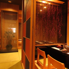 ビジネスシーンはもちろん、長寿祝いやお食い初め、七五三など様々なシーンに対応できる完全個室をご用意しています。和の趣を感じる落ち着いた雰囲気の空間でゆったりとお食事をお楽しみください。