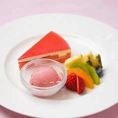 いちごミルクケーキ ストロベリーアイス添え