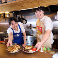 《ロックリー自慢の名物店長（右）》