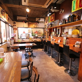 店内には、思わず手に取りたくなるような現地の雑貨や小物がたくさん！シェフの故郷を感じさせるアットホームな雰囲気は、初めての方でもどこか懐かしく、ゆったりと寛げます。お食事を待つ間も、ぜひ店内のディスプレイを眺めて異国の風を感じてみてください。