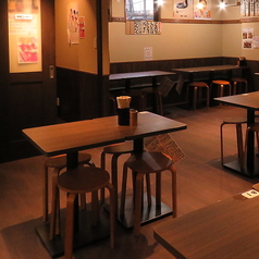 レトロな雰囲気が漂う店内は、お一人様～小人数でもお気軽にお越し頂けます♪お仕事帰りのサク飲みにも入りやすい雰囲気となっております◎自慢の串焼きは炭火で丁寧に焼き上げております。「焼とん串」や「焼とり串」をお酒と一緒にぜひご堪能ください。ぜひ四文屋 大名店へ♪