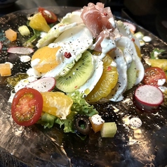 まずはサラダ