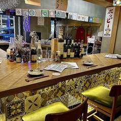 コの字型のカウンター席。