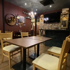 もちろんセットもチャージも無料です！12人テーブル→2席